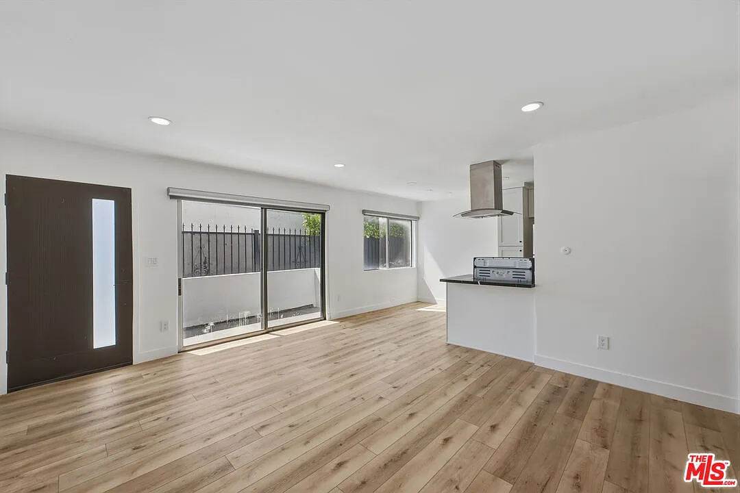 929 N Stanley Ave — Photo 3
