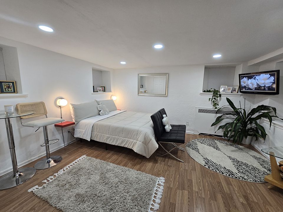MAIN LIVING/SLEEPING AREA