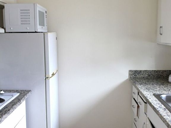 3rd image of 254 College Ave #254