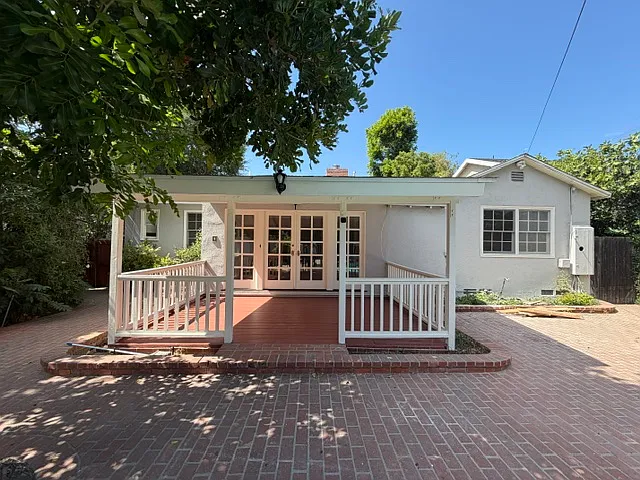 13810 Magnolia Blvd — Photo 3