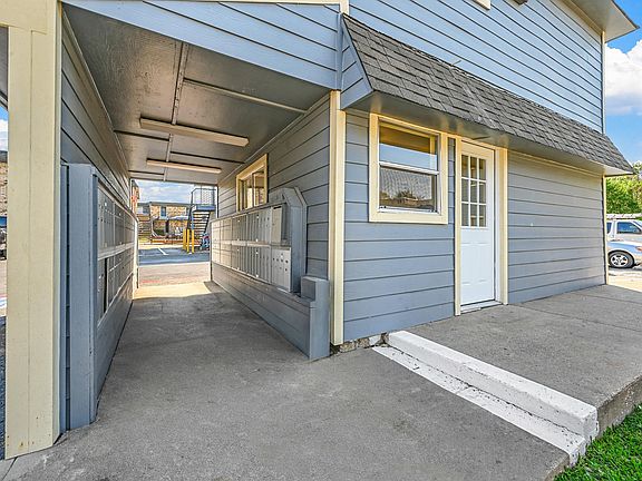 Easy access Mail Center and Laundry Buildings.