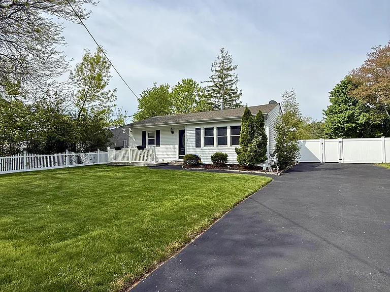 878 Salem Dr — Photo 4