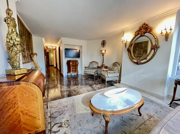 330 East 38th Street image 2 of 27