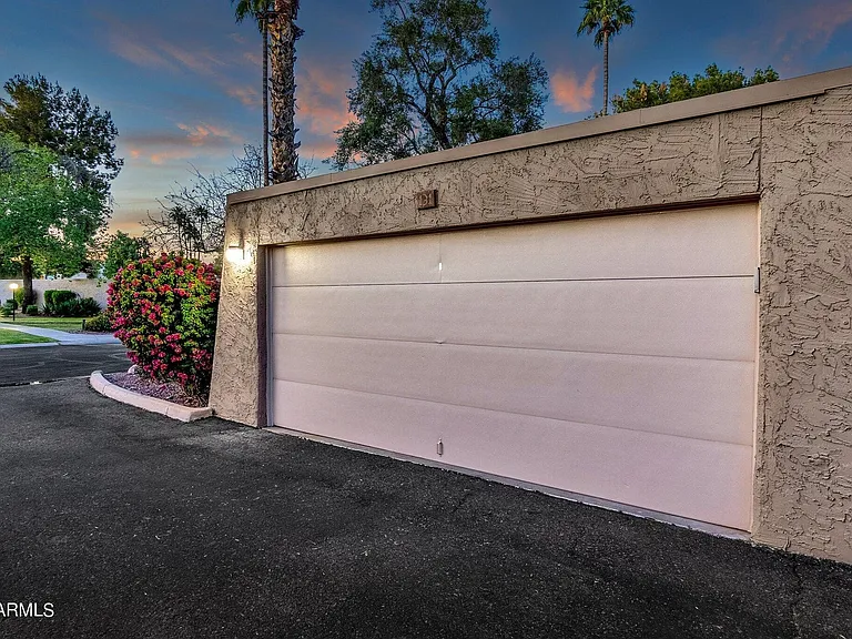 DETACHED 2 CAR GARAGE