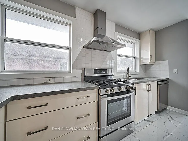 181 Waverly St S #UPPER — Photo 2