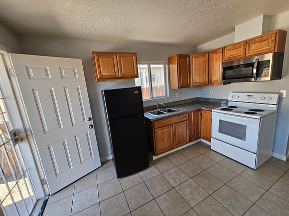 4th image of 3159 N Redwood Ave #5