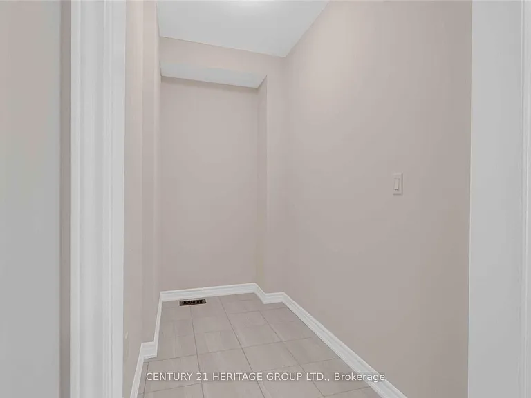 82 Ferragine Cres — Photo 14