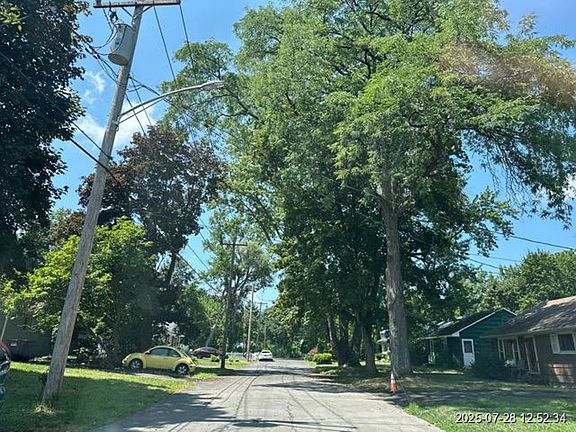 Exterior Neighborhood (street photo)