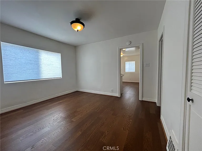 214 E Stocker St — Photo 7