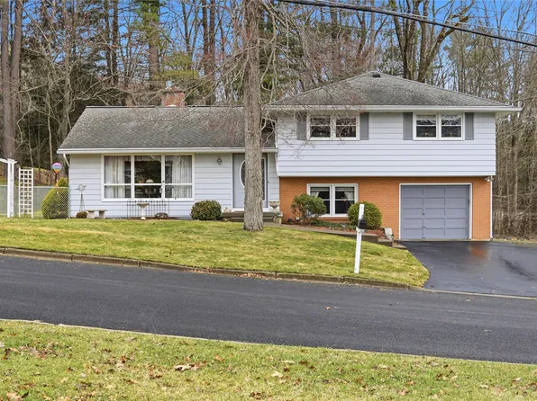 304 Ridgefield Rd, Endicott, NY 13760