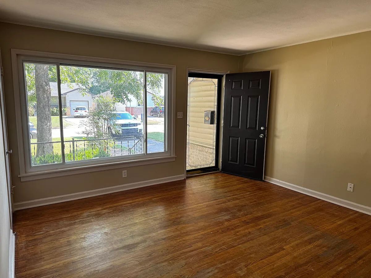 Front room with large window - 7 E 44th St S