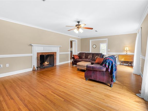 3rd image of 102 Cherokee Rd