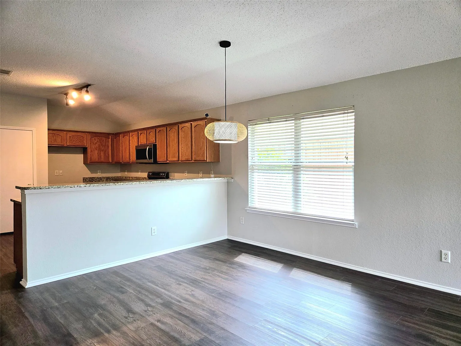 4 bed, 2001 sqft, $2,400 — Photo 2