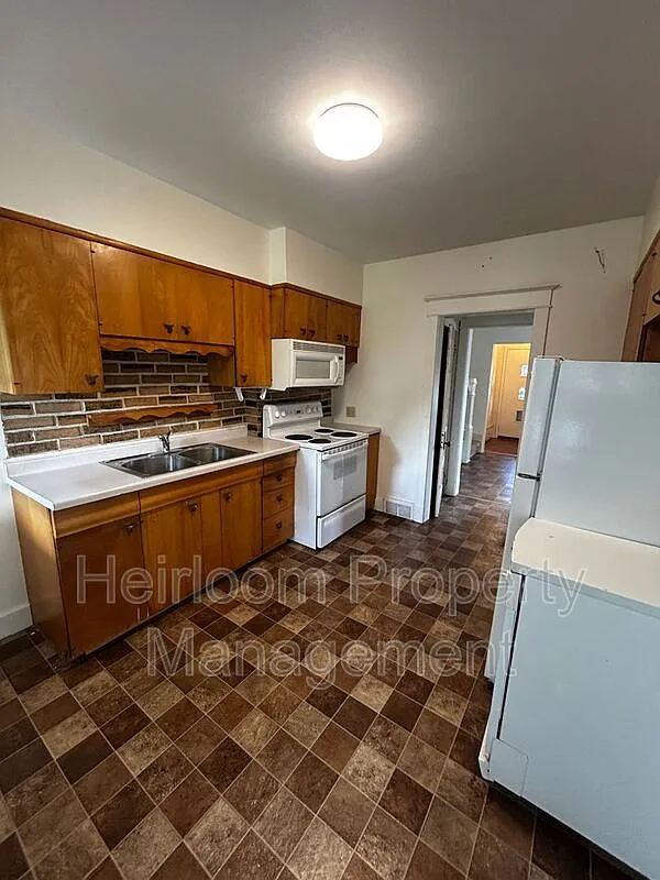 3 bed, 1.0 bath, 1058 sqft, $1,700 — Photo 4