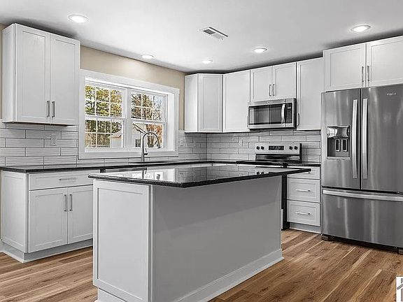 3rd image of 210 Woodlawn Ave