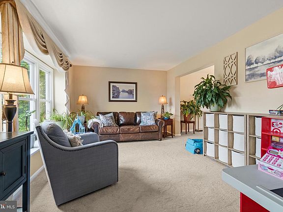 3rd image of 2 Farnham Ct
