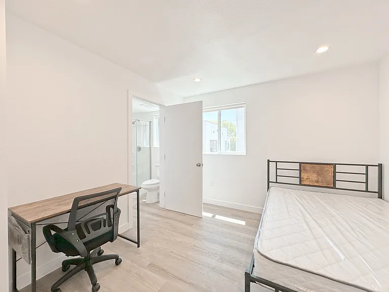 1363 1/2 W 35th St #9 — Photo 15