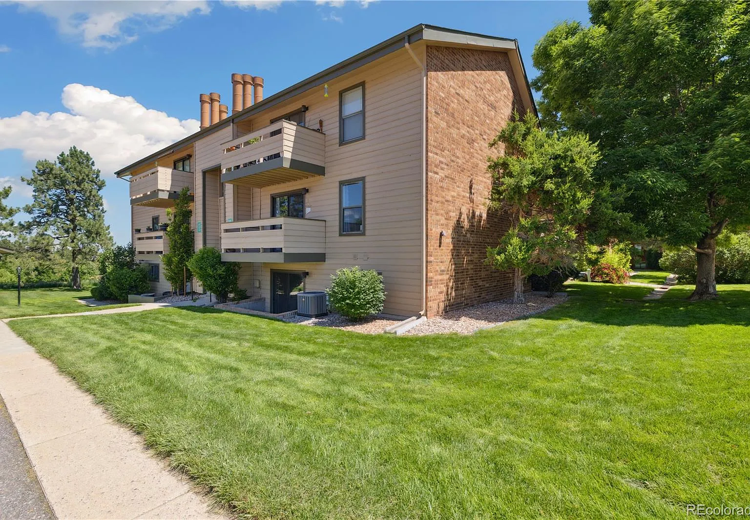 2 bed, 926 sqft, $1,640 — Photo 1