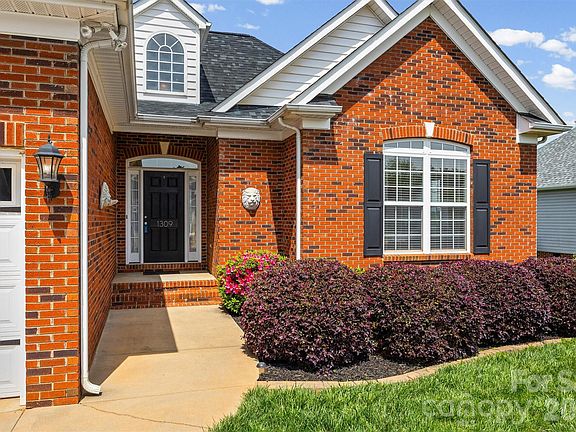 3rd image of 1309 Plantation Hills Dr