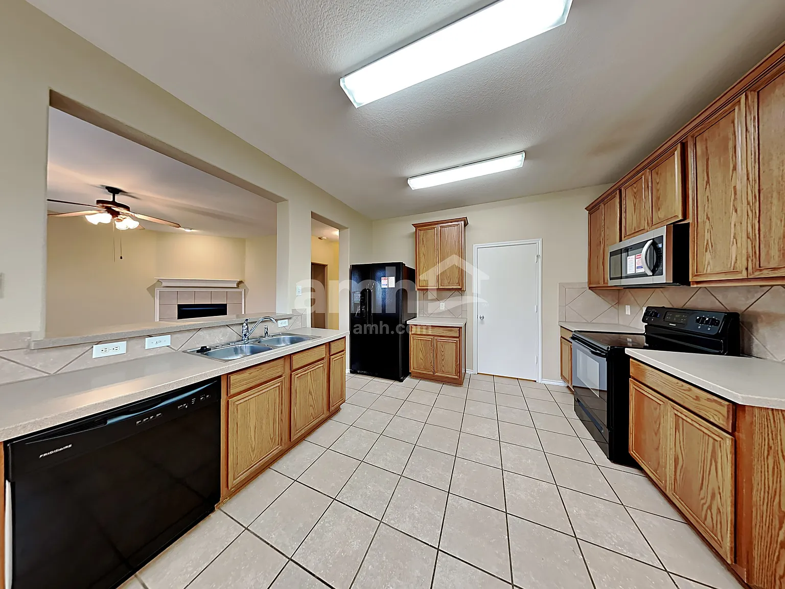 3 bed, 2.5 bath, 2187 sqft, $2,370 — Photo 3