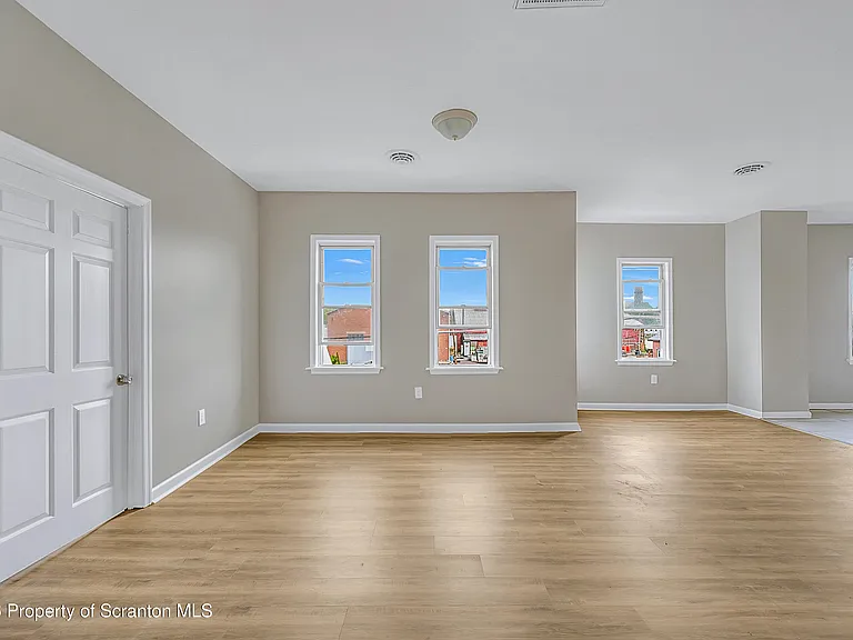 114 E Market St #4 — Photo 8