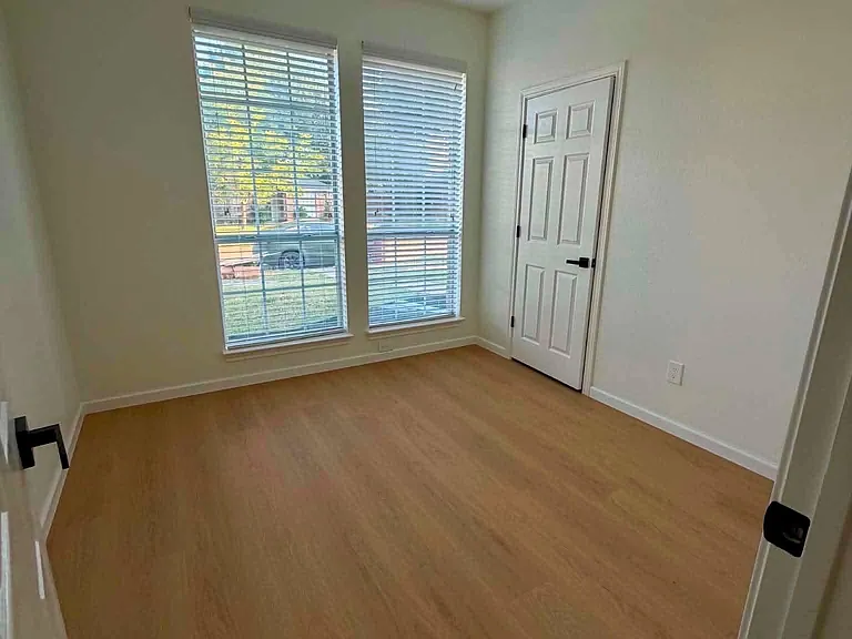 2201 Woodglen Dr — Photo 7