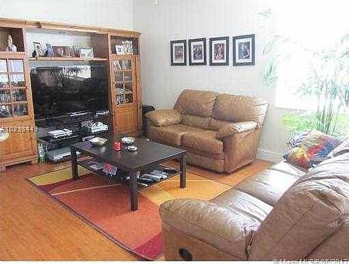 2nd image of 140 W Bayridge Dr