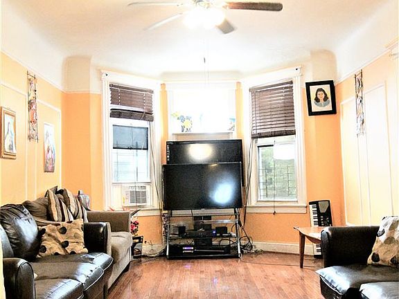 3rd image of 194A Lexington Ave