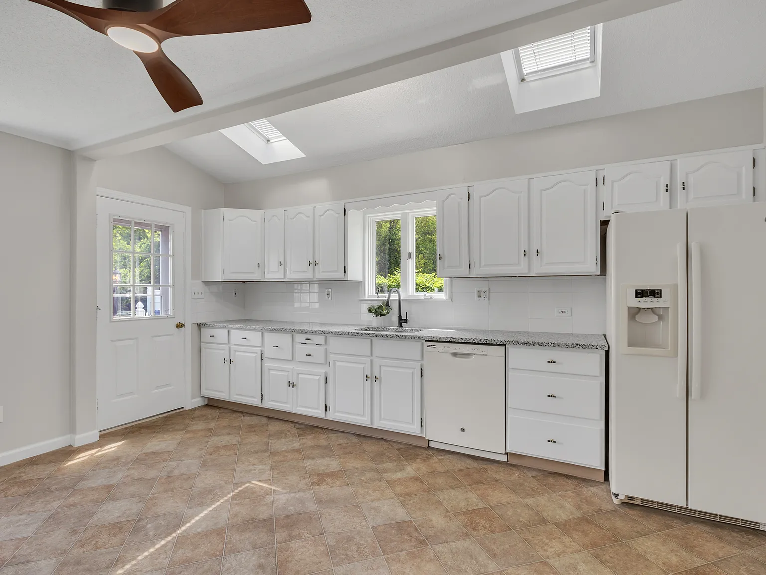 3 bed, 1422 sqft, $2,650 — Photo 3