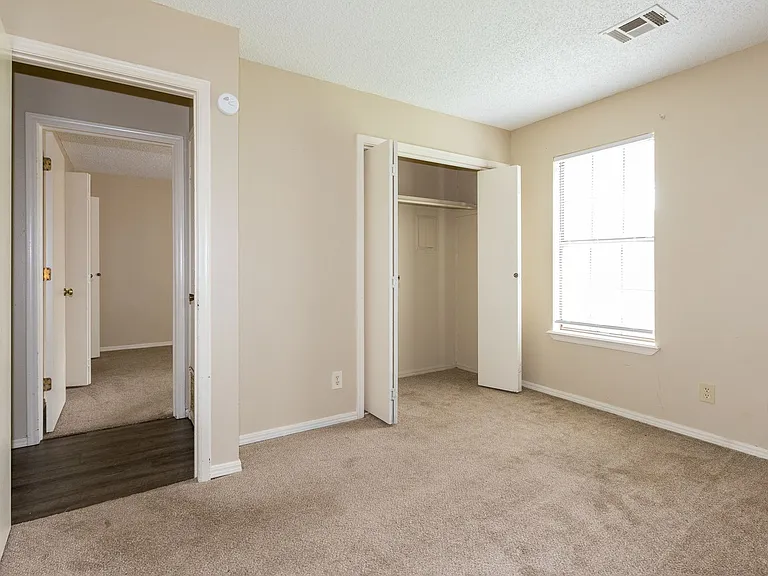 W Lillian St Fourplex — Photo 47