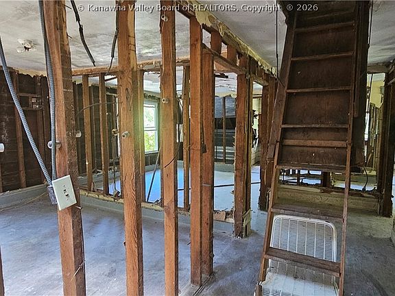 3rd image of 1215 Edgewood Dr