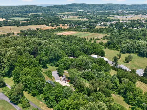 4956 Chestnut Dr, Center Valley, PA 18034