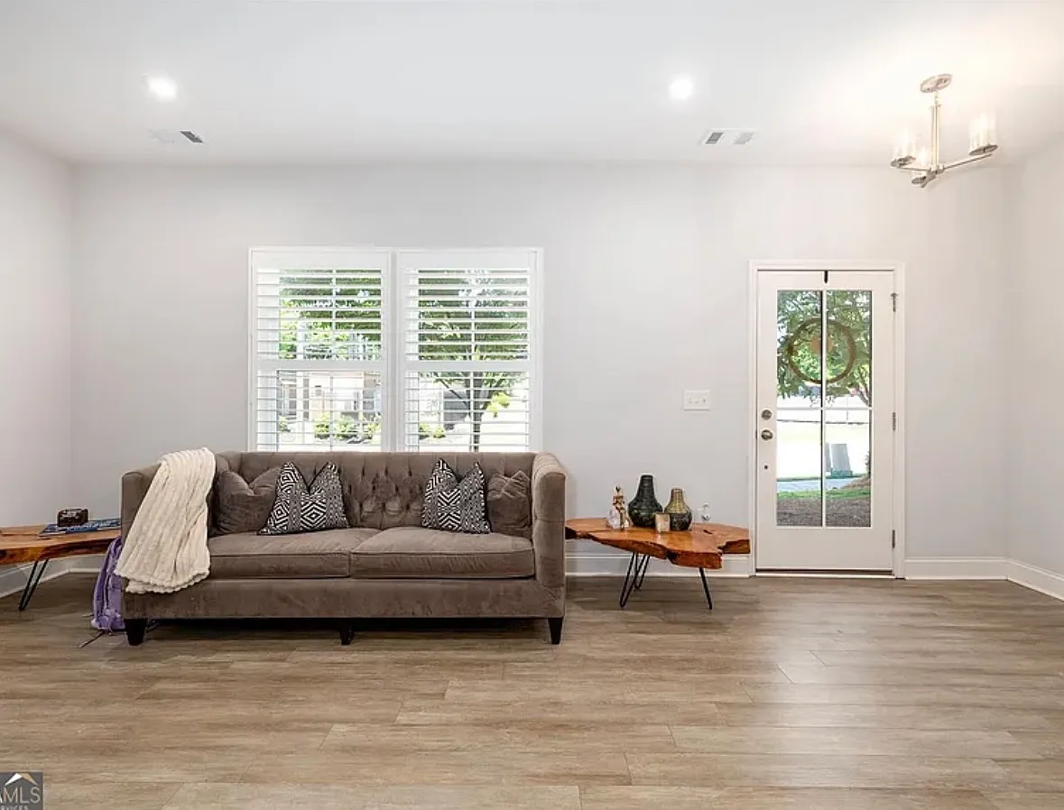 3 bed, 2520 sqft, $3,000 — Photo 4