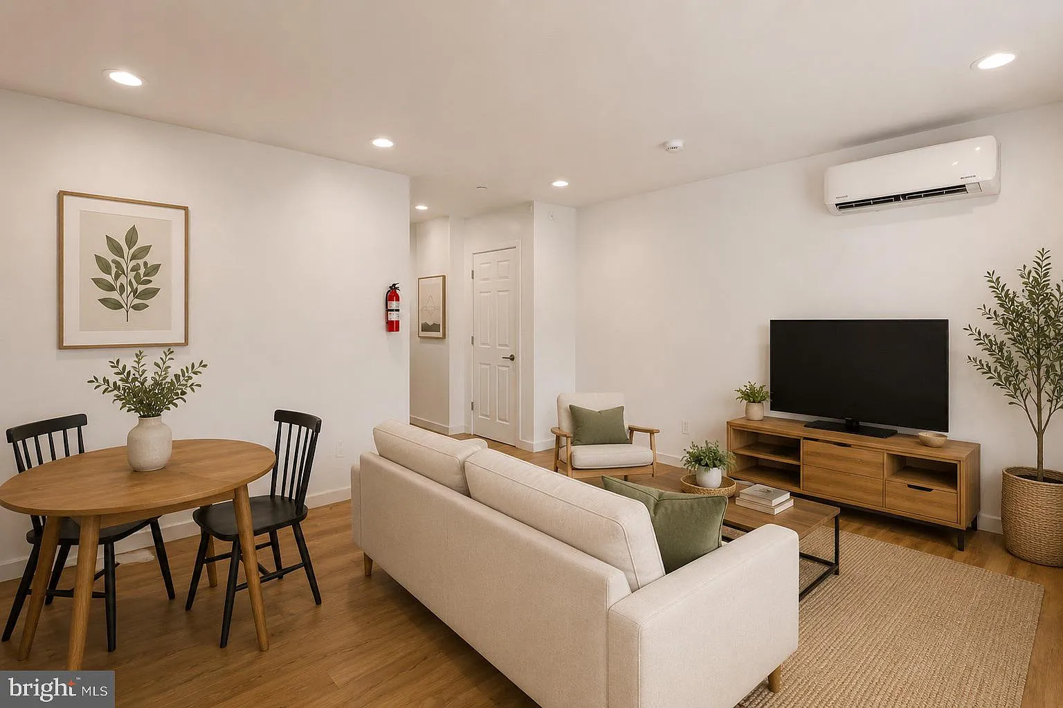 2 bed, 1000 sqft, $1,900 — Photo 4