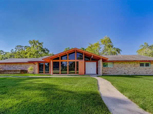 604 N Clear Creek Dr, Friendswood, TX 77546