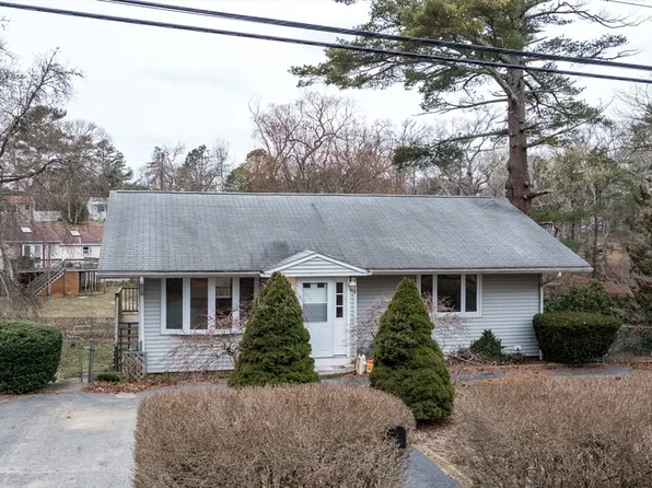 12 Mayflower Ln, Wareham, MA 02571