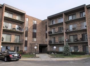 701 W Huntington Commons Rd APT 210, Mount Prospect, IL 60056