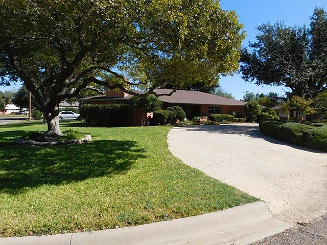 1st image of 2104 Woodlawn Dr