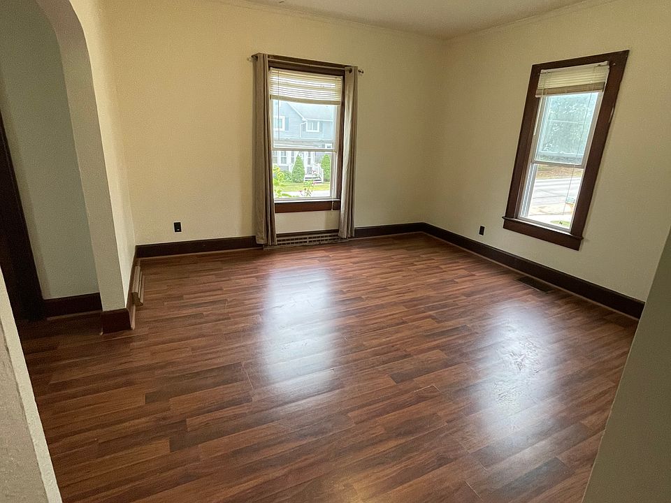 Large living room/dining room off of kitchen.
