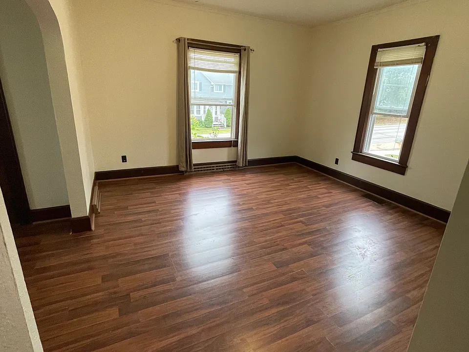 Large living room/dining room off of kitchen.