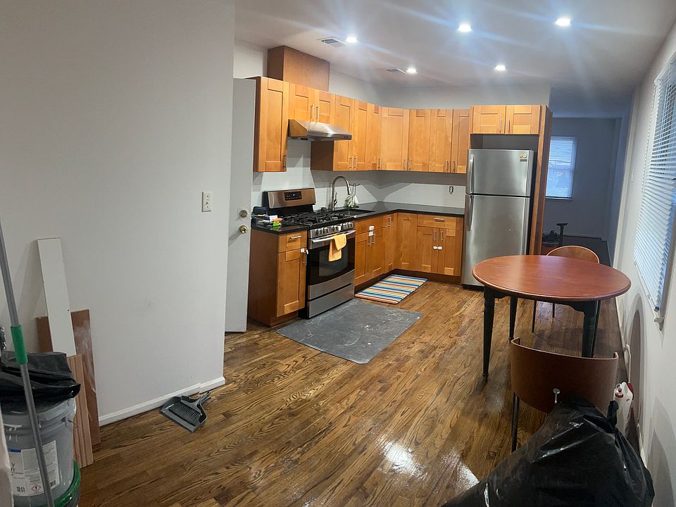 1st image of 223 Bradley Ave Floor 2