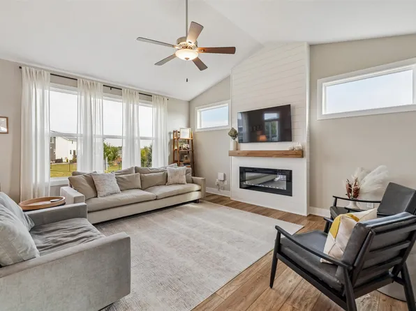 2590 SE Integra Ave, West Des Moines, IA 50265