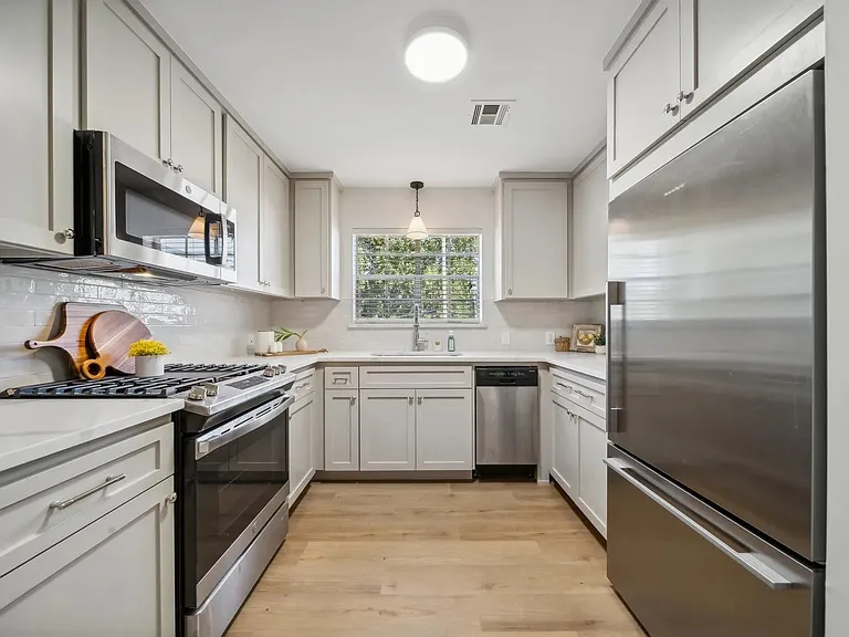 1107 E 45th Pl #14 — Photo 7
