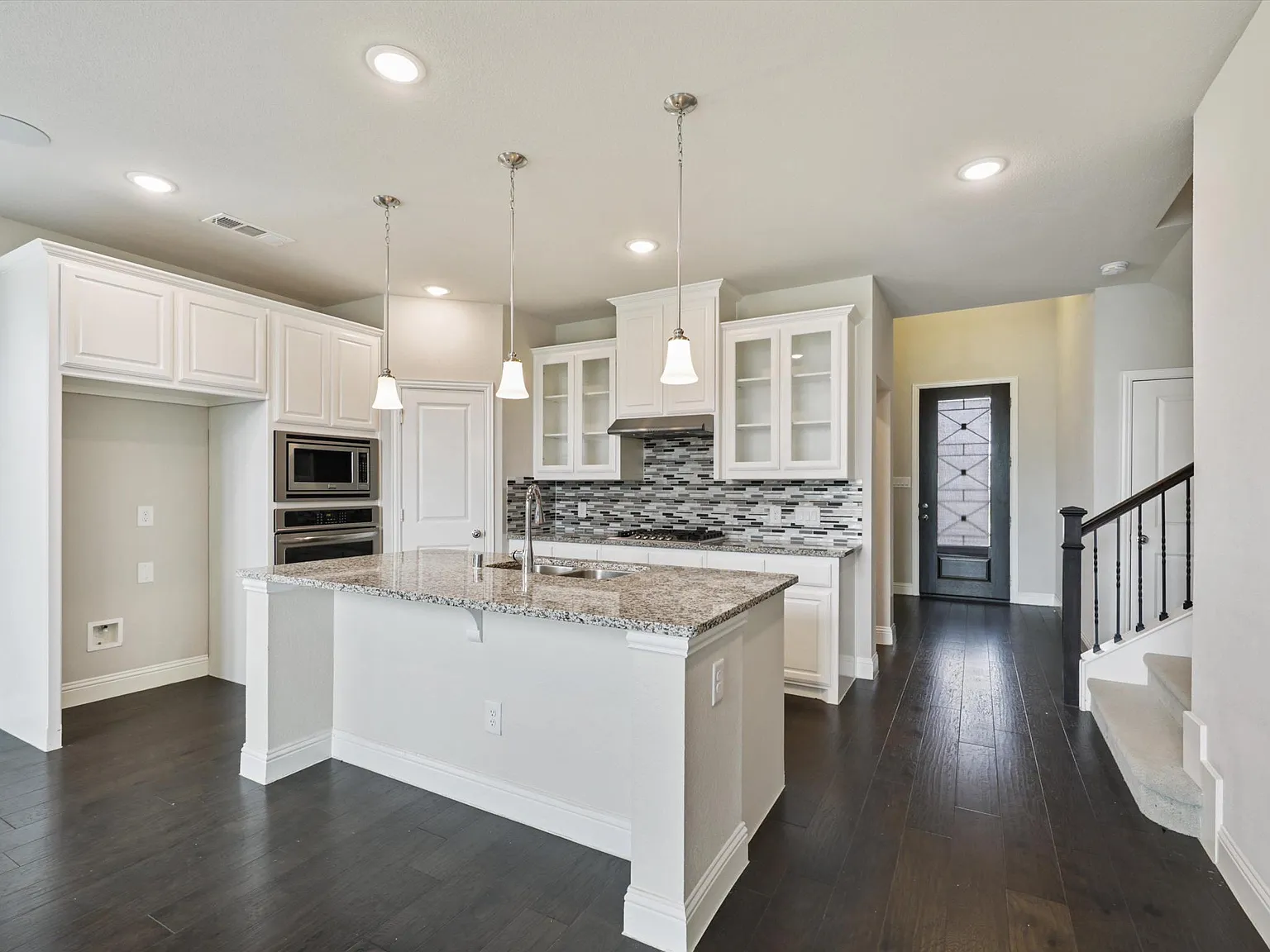 4 bed, 2551 sqft, $2,600 — Photo 3