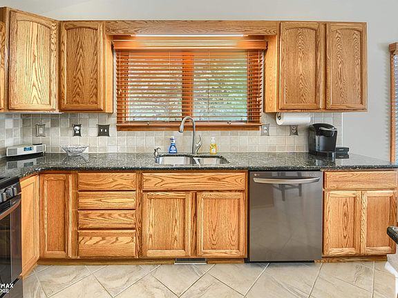 3rd image of 1018 Bluebell Ln