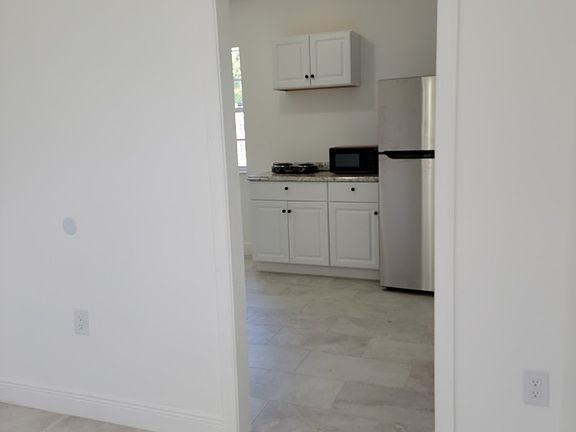 3rd image of 590 NW 194th St