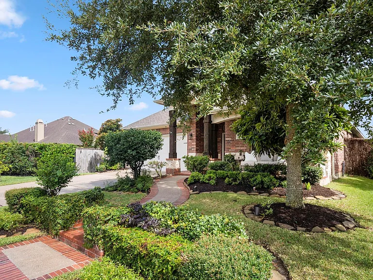 18918 Cove Mill Ln — Photo 2
