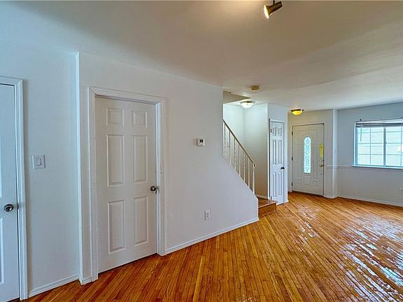 5th image of 33 Lillie Ln