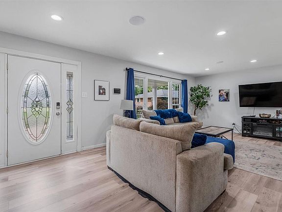 5th image of 70 Grand Circle Dr
