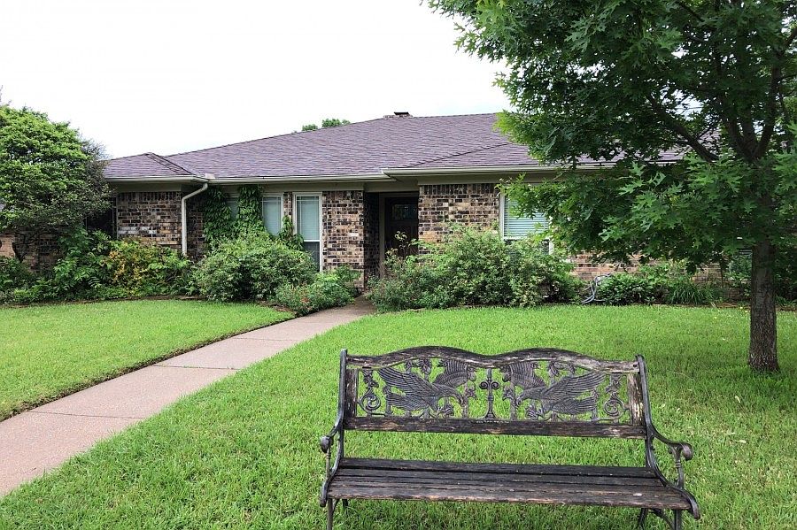 1st image of 2106 Oakwood Dr